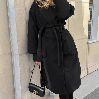 Damen Eleganter Übergangsmantel mit breitem Revers und Gürteldetail Merchesia