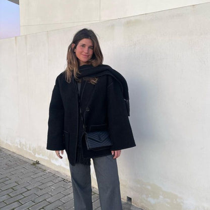 Damen Kuschelige Fleecejacke mit eleganten Fransen und Knopfdetail Merchesia