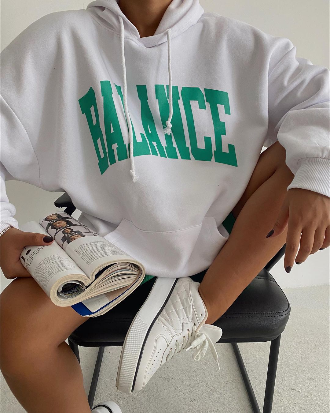 Damen Oversized Kapuzenpullover mit auffälligem Logo Merchesia