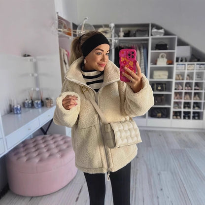 Damen Kuschelige Fleecejacke mit hohem Kragen und samtiger Textur Merchesia