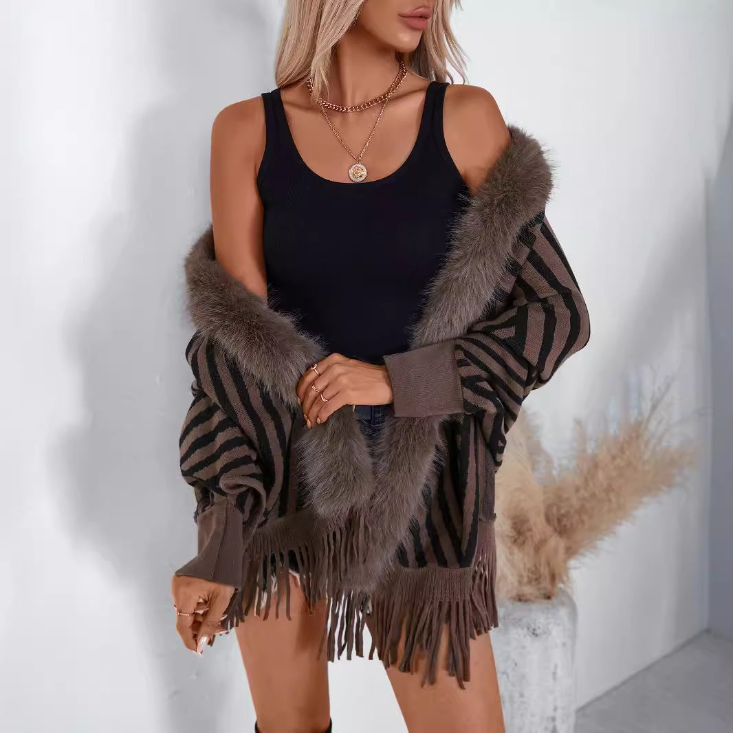 Damen Strickponcho mit elegantem Kunstfellkragen und fransigem Design Merchesia