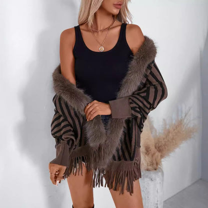 Damen Strickponcho mit elegantem Kunstfellkragen und fransigem Design Merchesia