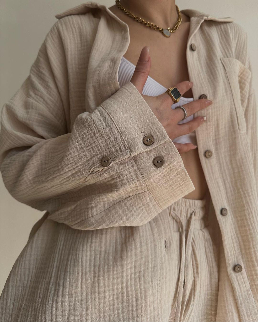 Damen lässige Overshirtjacke aus leichtem Material mit Holzknöpfen Merchesia