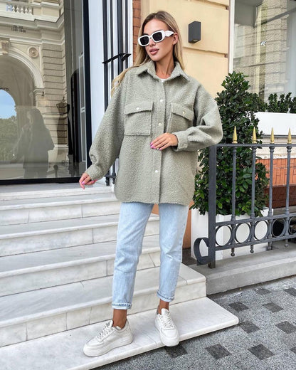 Damen Kuschelige Fleecejacke mit aufgesetzten Taschen und Knopfleiste Merchesia