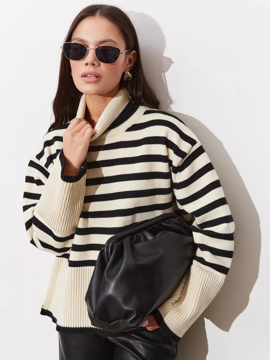 Damen Gemütlicher Rollkragenpullover mit klassischen Streifen und modischen Details Merchesia