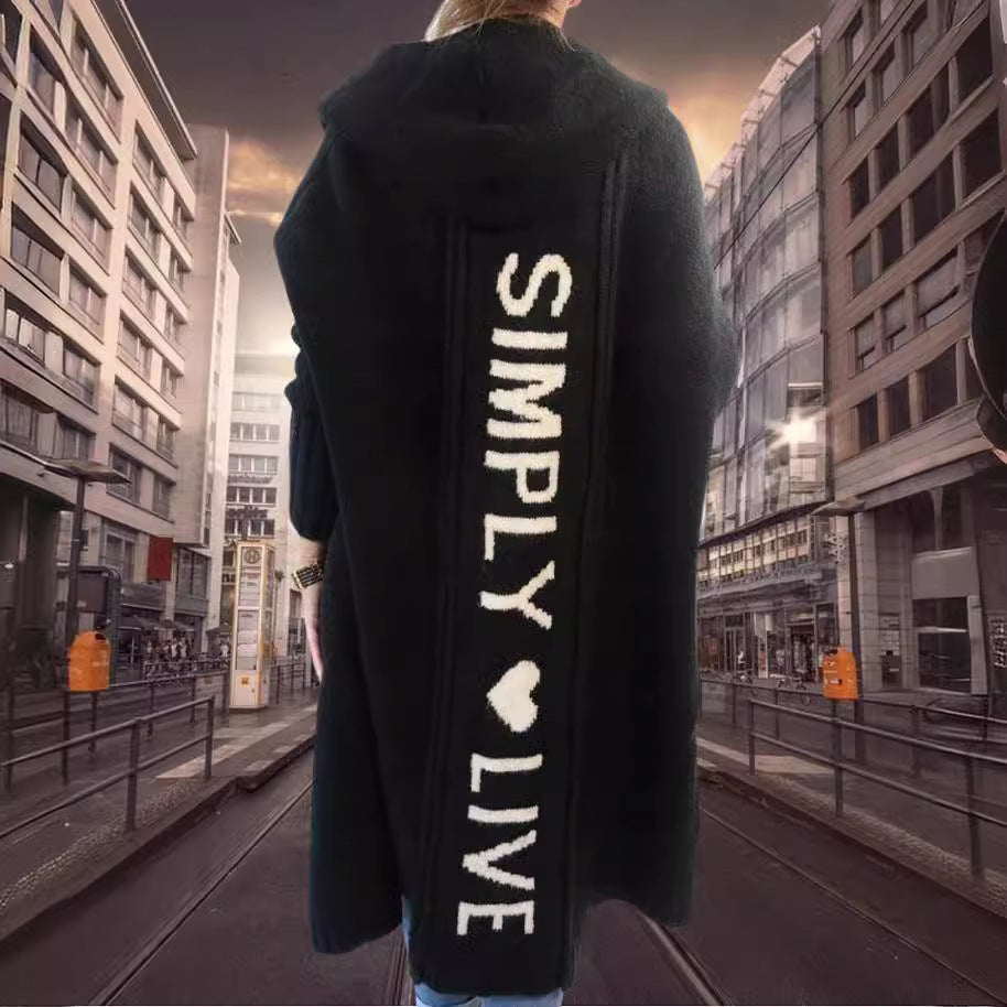 Damen Oversized Strickmantel mit Hoodie und auffälligem Schriftzug Merchesia