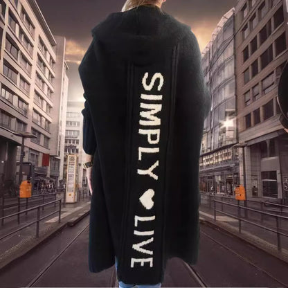 Damen Oversized Strickmantel mit Hoodie und auffälligem Schriftzug Merchesia