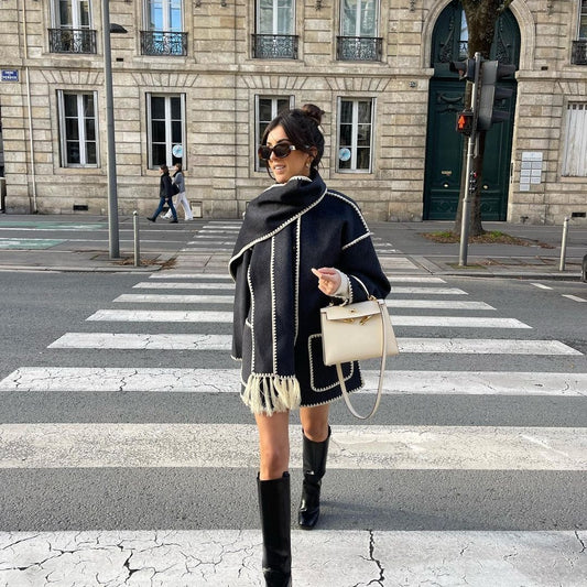 Damen Kuschelige Fleecejacke mit eleganten Fransen und Knopfdetail Merchesia