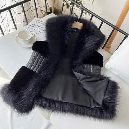 Damen Elegante Kunstpelz-Weste mit Stehkragen und glänzendem Gürtel Merchesia