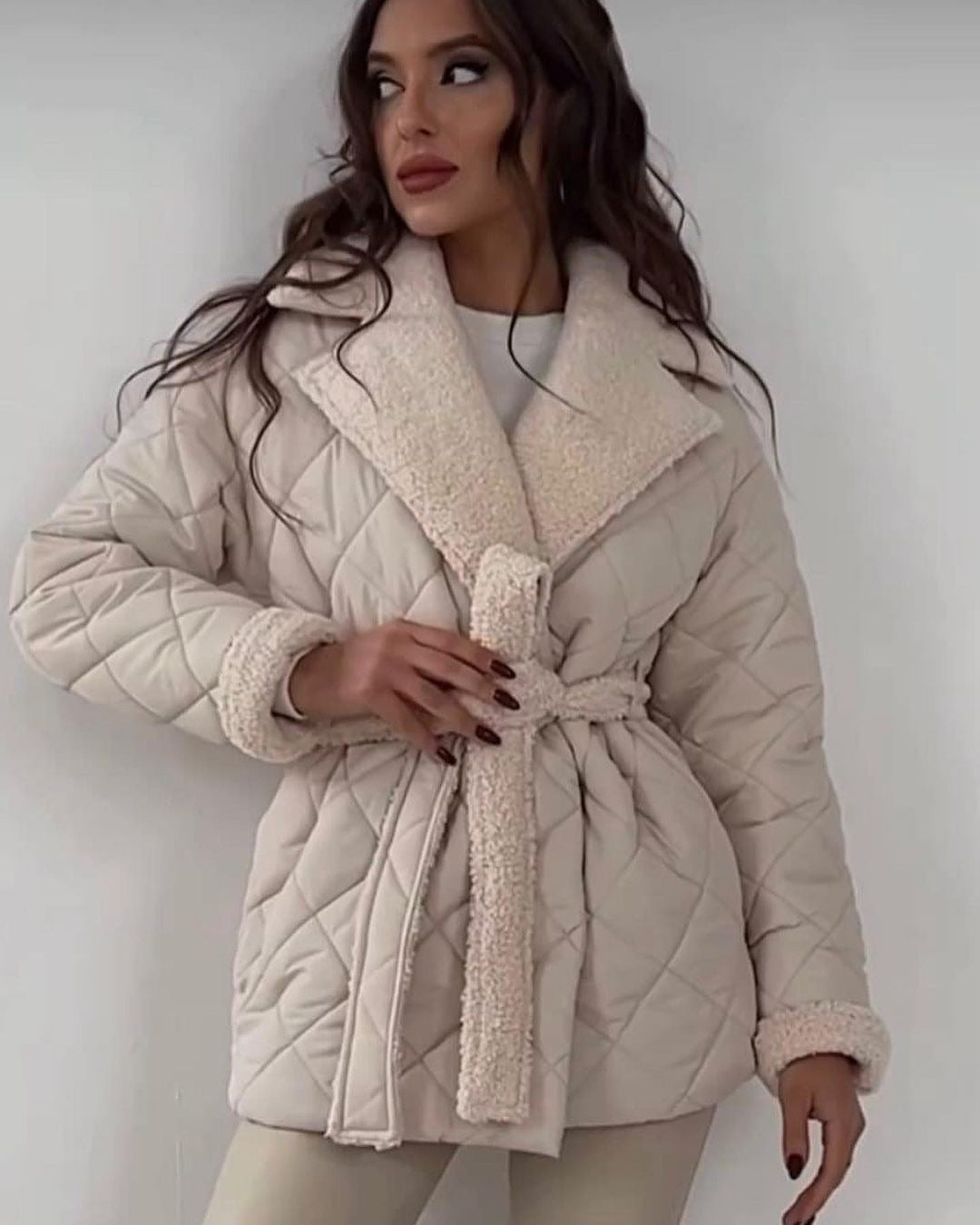 Damen gesteppte Winterjacke mit weichem Kragen und Gürtel Merchesia