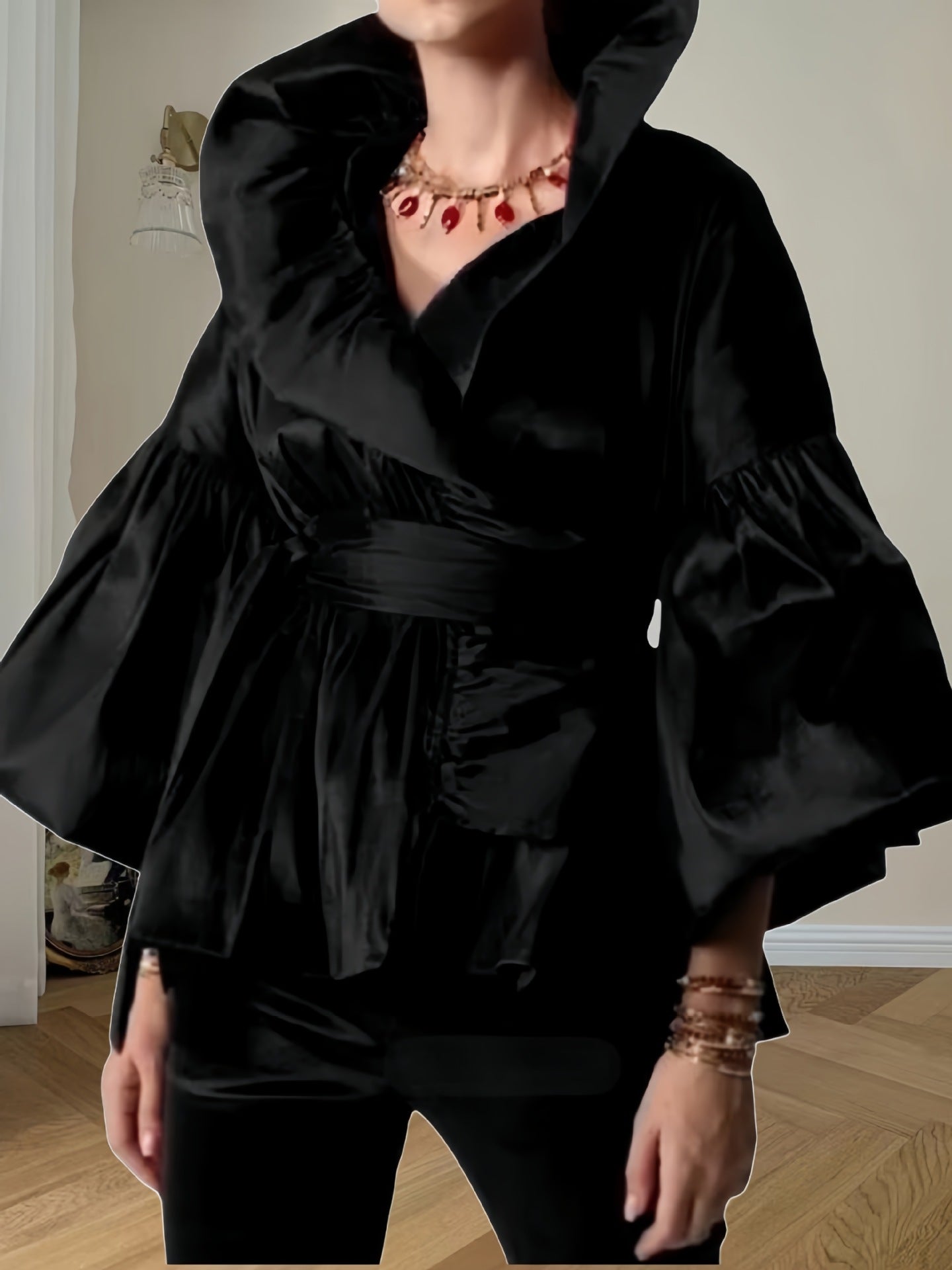 Damen Elegante Wickeljacke mit voluminösen Ärmeln und modernem Kragen Merchesia