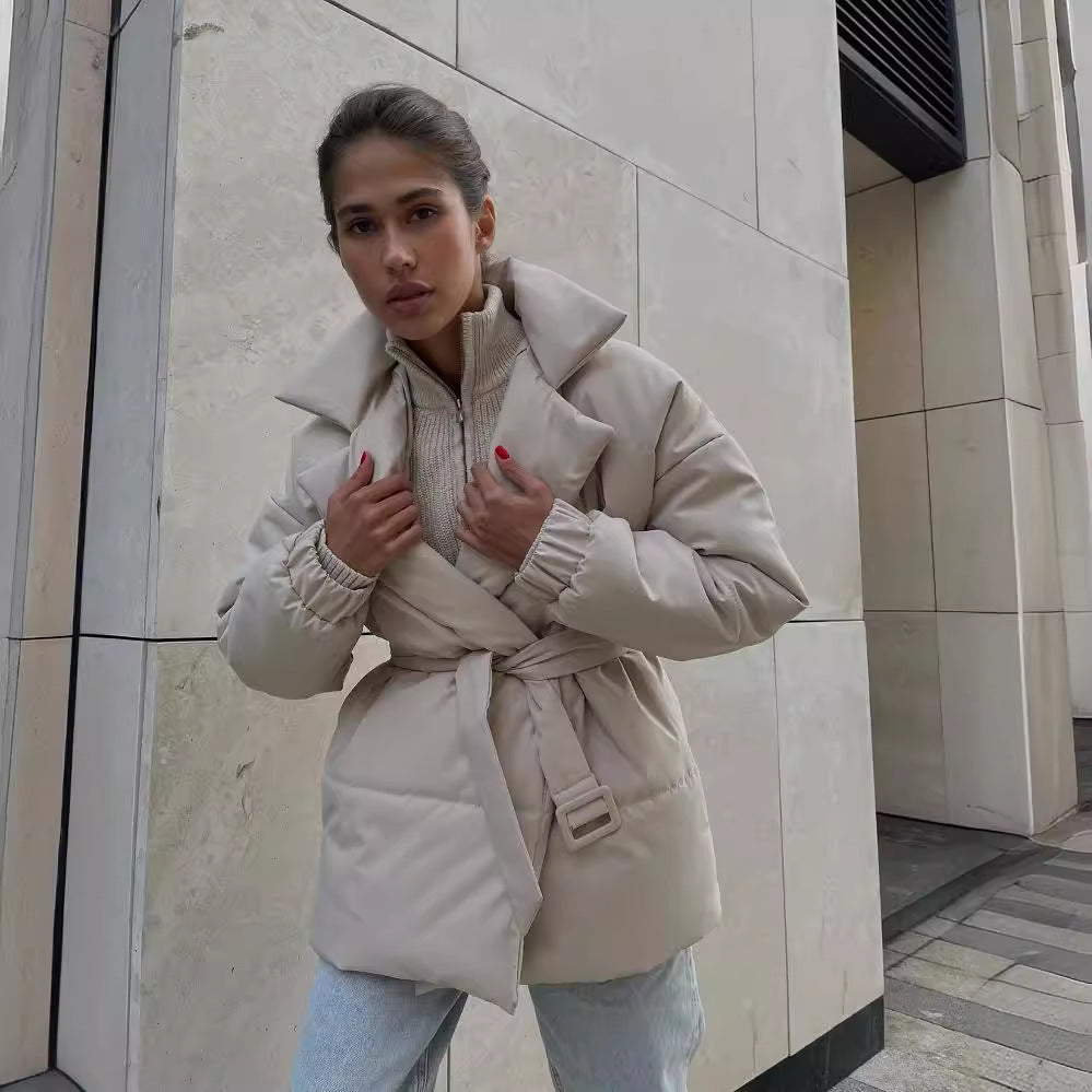 Damen modischer Kurzparka mit tailliertem Gürtel Merchesia