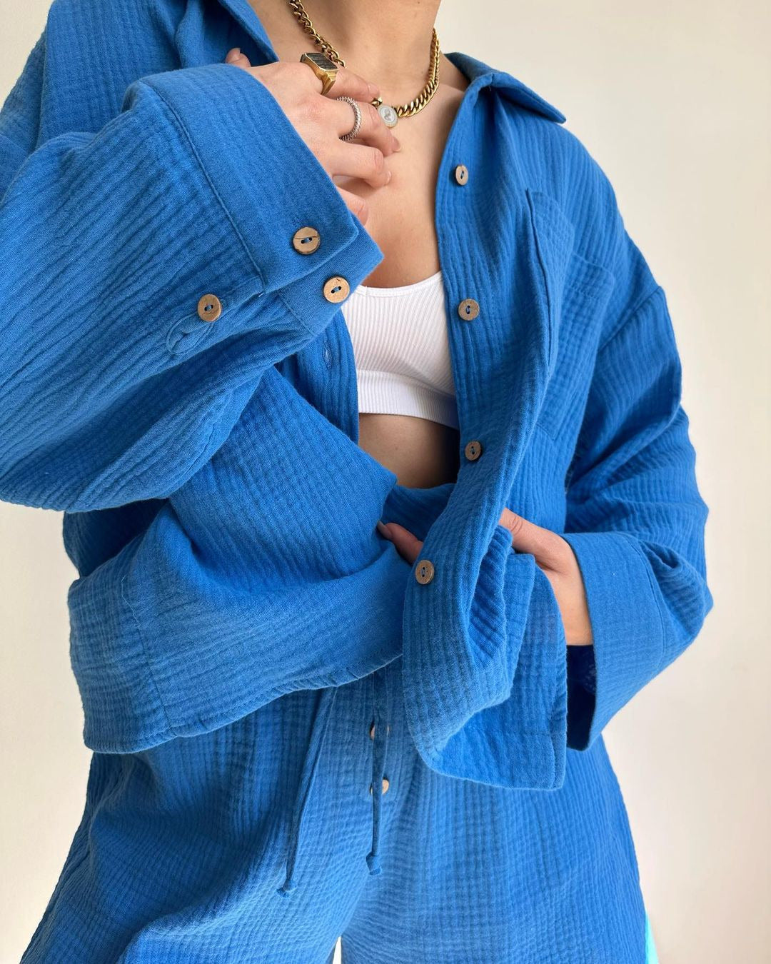 Damen lässige Overshirtjacke aus leichtem Material mit Holzknöpfen Merchesia