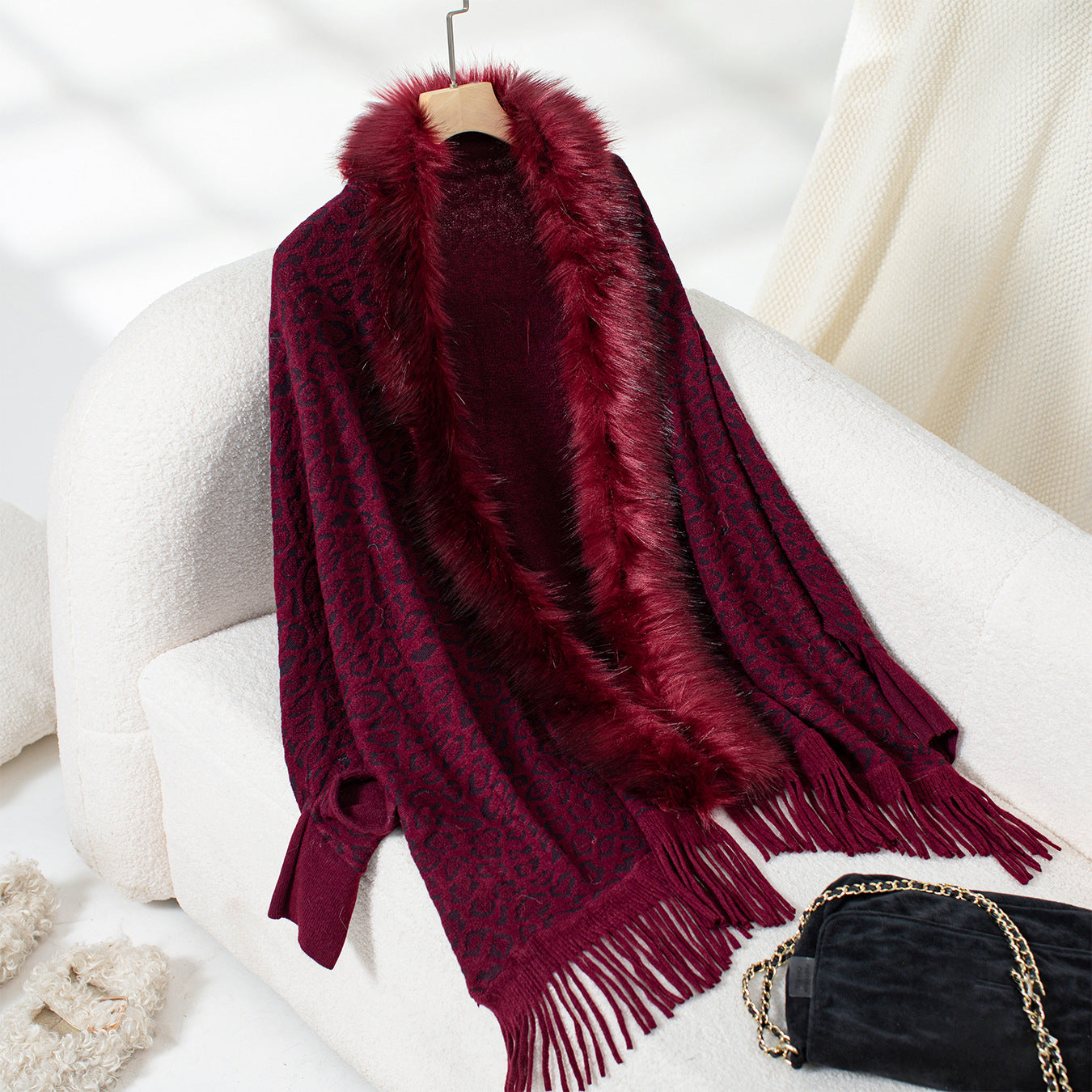 Damen eleganter Strickponcho mit luxuriösem Kunstfellkragen und fransigem Saum Merchesia