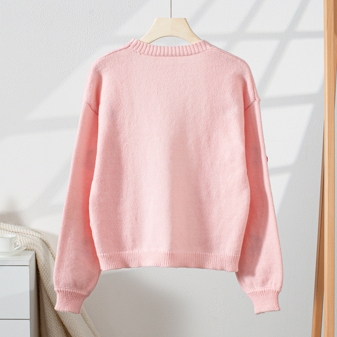 Damen kuschelige Strickjacke mit kirschmotivierten Applikationen Merchesia