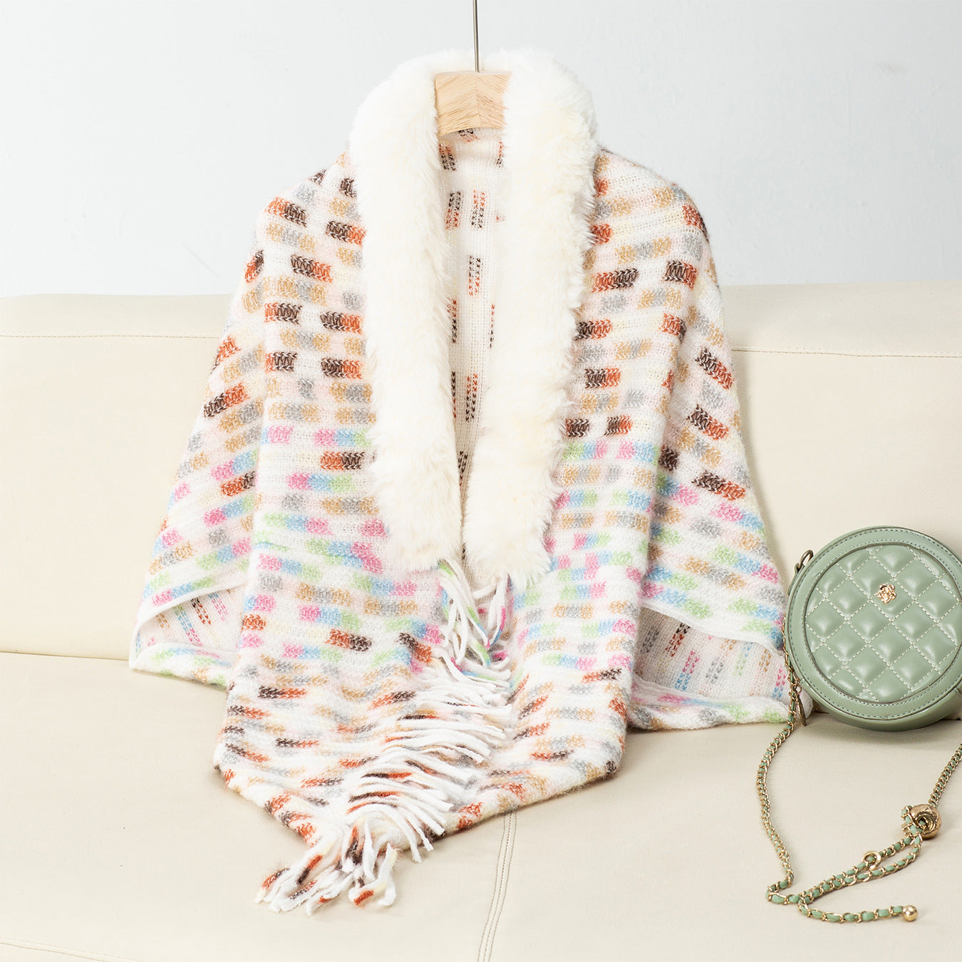 Damen eleganter Poncho mit luxuriösem Kunstfellkragen und Fransen Merchesia