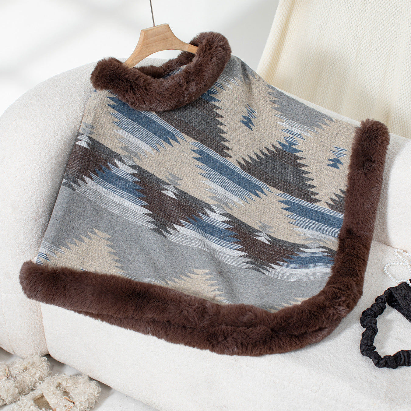 Damen Kuschelpullover mit hochwertigem Kunstfellbesatz und geometrischem Muster Merchesia