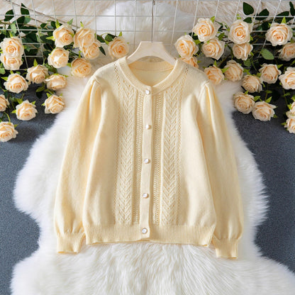 Damen elegante Strickjacke mit feinen Lochmustern und Perlmuttknöpfen Merchesia