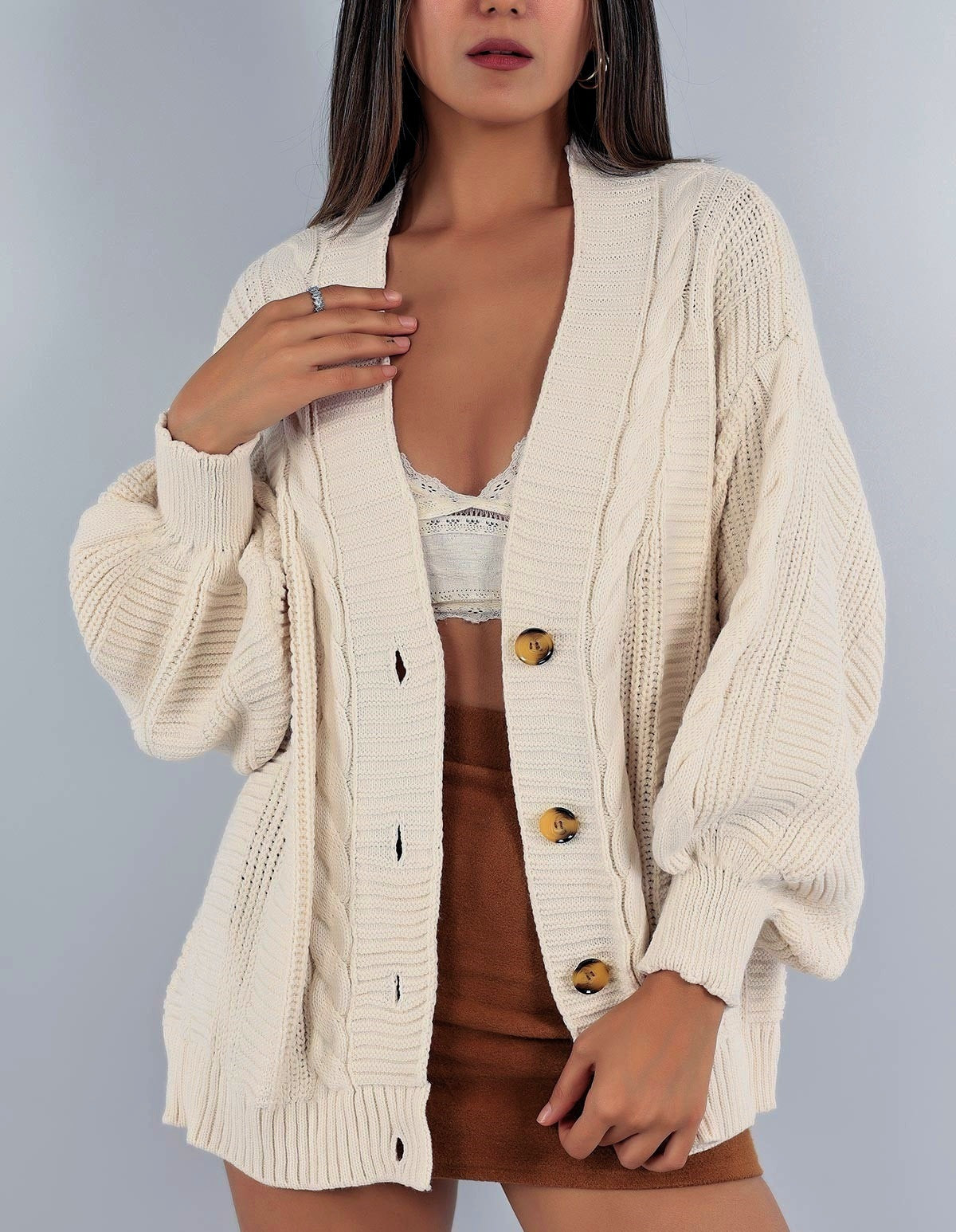 Damen Grobstrickjacke mit eleganter Knopfleiste und voluminösen Puffärmeln Merchesia