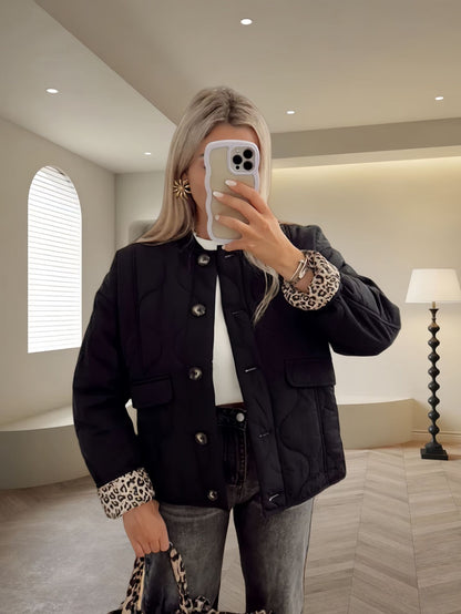 Damen gesteppte Leichtjacke mit trendigen Animal-Print-Ärmeln Merchesia