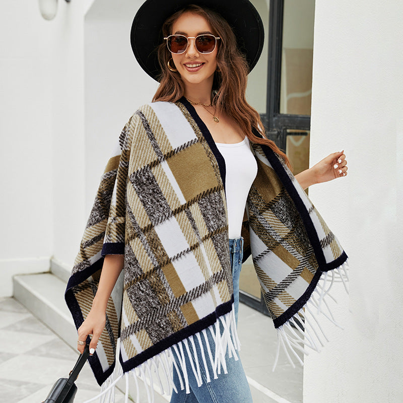 Damen eleganter Poncho mit modernem Karomuster und Fransen Merchesia