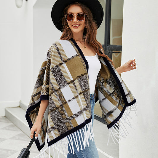 Damen eleganter Poncho mit modernem Karomuster und Fransen Merchesia
