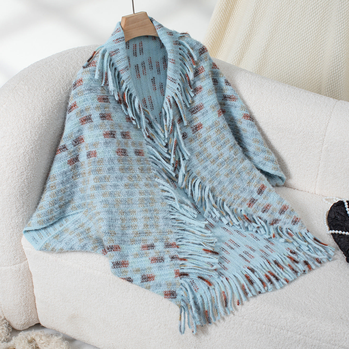 Damen eleganter Poncho mit fransigen Details und modernem Karomuster Merchesia