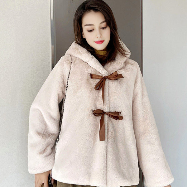 Damen Kuschelige Kunstpelzjacke mit Kapuze und Schleifendetails Merchesia