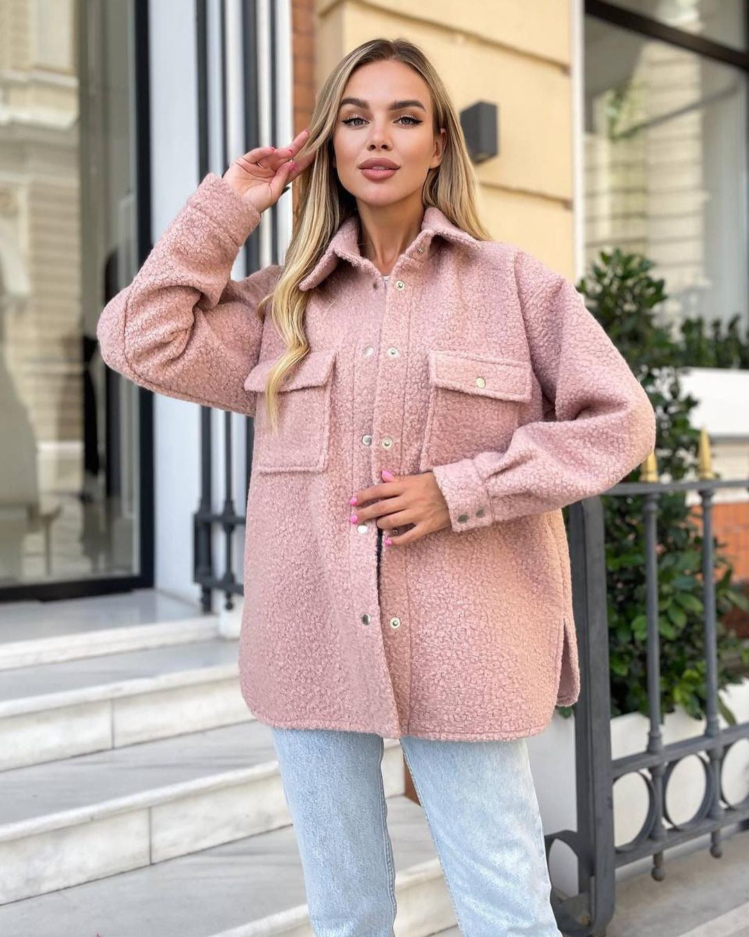 Damen Kuschelige Fleecejacke mit aufgesetzten Taschen und Knopfleiste Merchesia