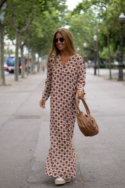 Stilvolles Kleid mit braunem Muster