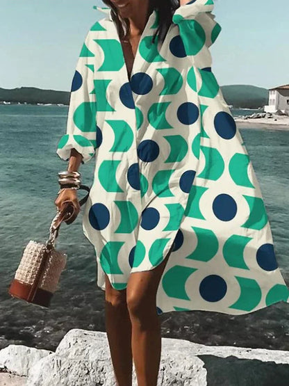 weites, farbenfrohes kleid mit sommerlichen mustern
