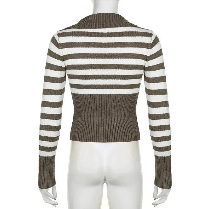 Gestreifter Strickpullover mit Einzelknopf und V-Ausschnitt