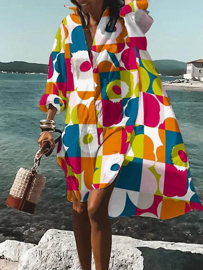 weites, farbenfrohes kleid mit sommerlichen mustern