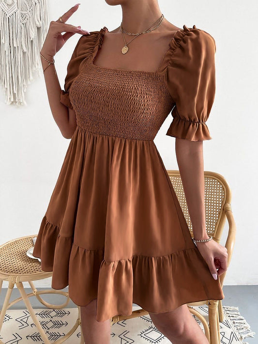 Braunes Minikleid mit Puffärmeln