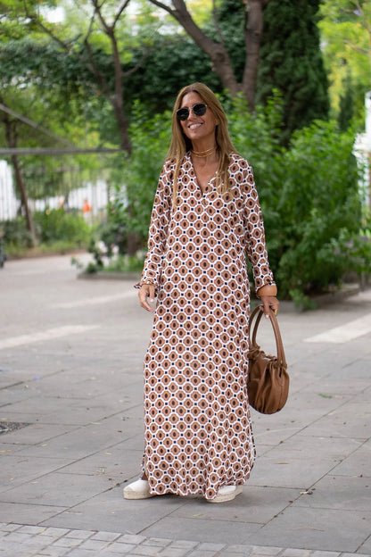 Stilvolles Kleid mit braunem Muster