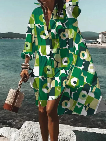 weites, farbenfrohes kleid mit sommerlichen mustern