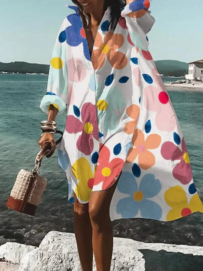 weites, farbenfrohes kleid mit sommerlichen mustern