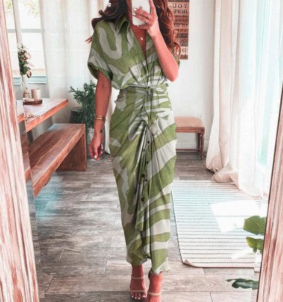 – bedrucktes maxikleid mit kurzen armeln und bindeknopf an der taille
