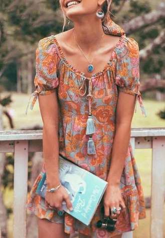 – boho-kleid mit rüschen und blumendruck