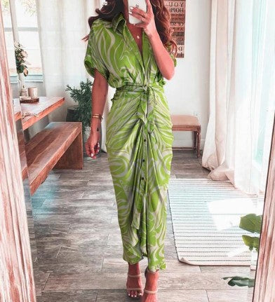 – bedrucktes maxikleid mit kurzen armeln und bindeknopf an der taille
