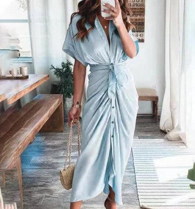 – bedrucktes maxikleid mit kurzen armeln und bindeknopf an der taille