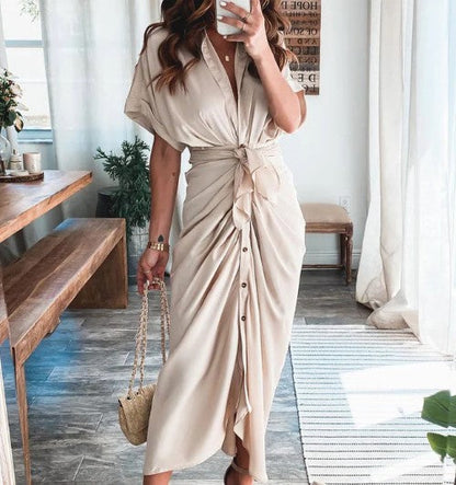 – bedrucktes maxikleid mit kurzen armeln und bindeknopf an der taille