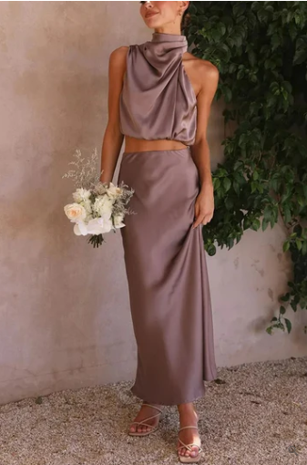 – ärmelloses zweiteiliges maxikleid aus satin mit unregelmäßigem kragen