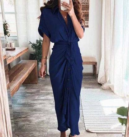 – bedrucktes maxikleid mit kurzen armeln und bindeknopf an der taille