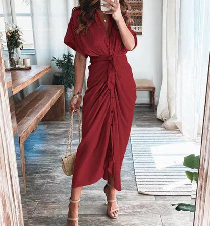 – bedrucktes maxikleid mit kurzen armeln und bindeknopf an der taille