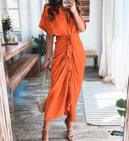 – bedrucktes maxikleid mit kurzen armeln und bindeknopf an der taille