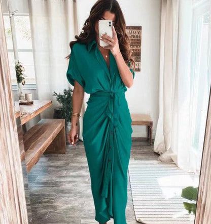 – bedrucktes maxikleid mit kurzen armeln und bindeknopf an der taille