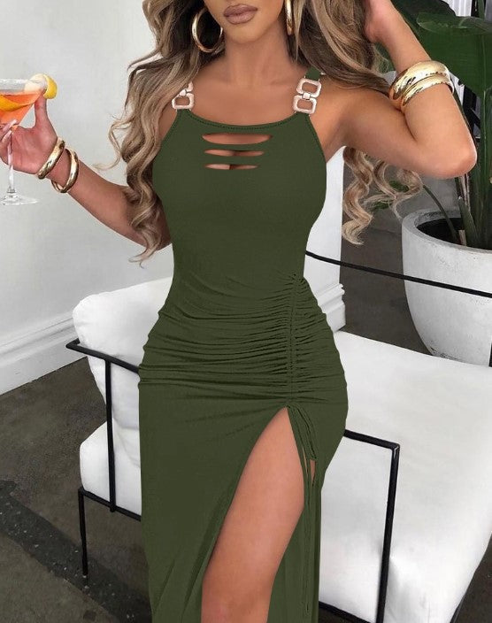 – figurbetontes kleid mit leiterausschnitt, schlitz und schnalle