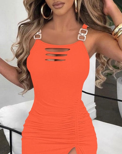 – figurbetontes kleid mit leiterausschnitt, schlitz und schnalle