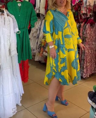 – leuchtend gelbes kurzes kleid